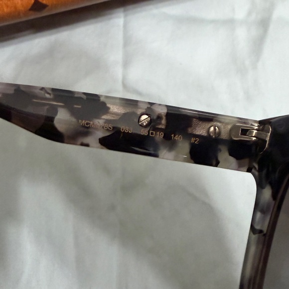 MCM Oversized Tortoiseshell Sunglasses w/Case & cleaning cloth - Picture 5 of 7